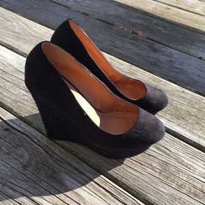 Black wedges